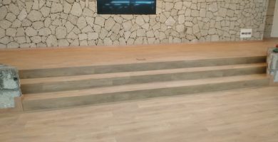 Forrado de escaleras con madera Forrado de escaleras con mamperlanes fabricados con el mismo material del suelo