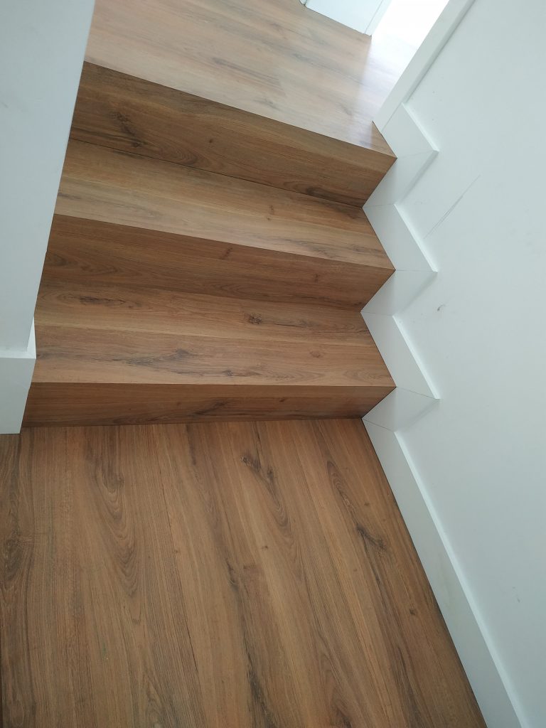 Forrado de escaleras con madera 1694244265483