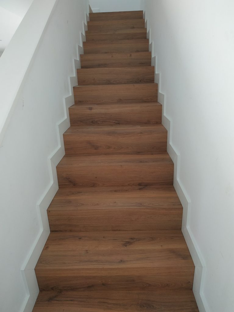 Forrado de escaleras con madera 1694244265498