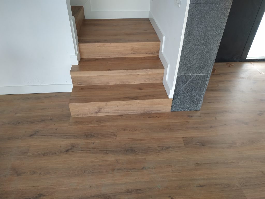 Forrado de escaleras con madera 1694244265509