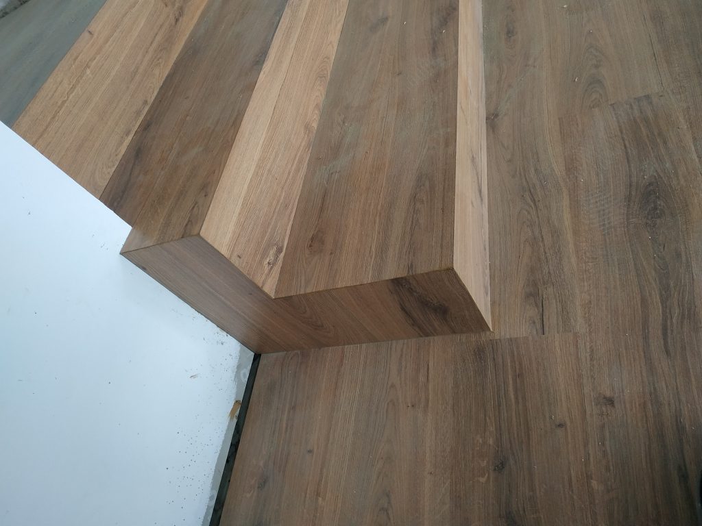 Forrado de escaleras con madera 1694244265521
