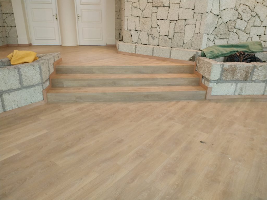 Forrado de escaleras con madera 1694244421444