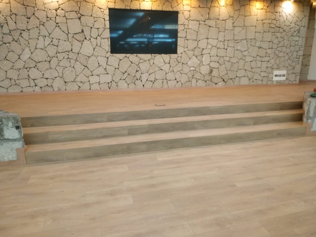 Forrado de escaleras con madera 1694244421455