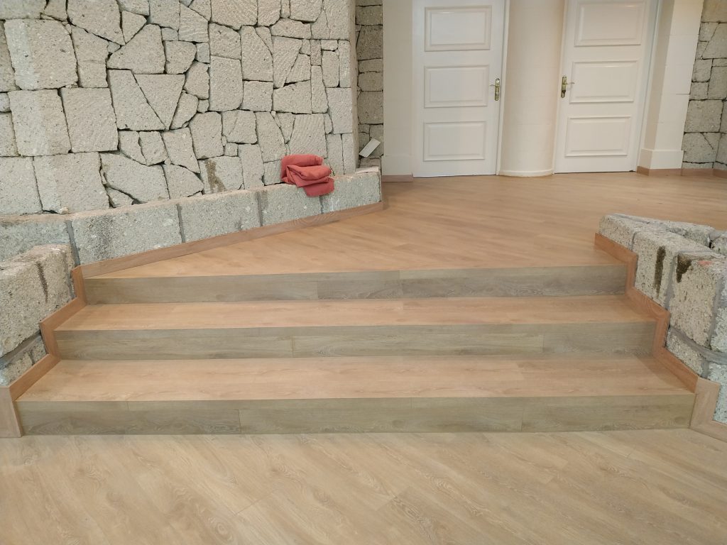 Forrado de escaleras con madera 1694244421464